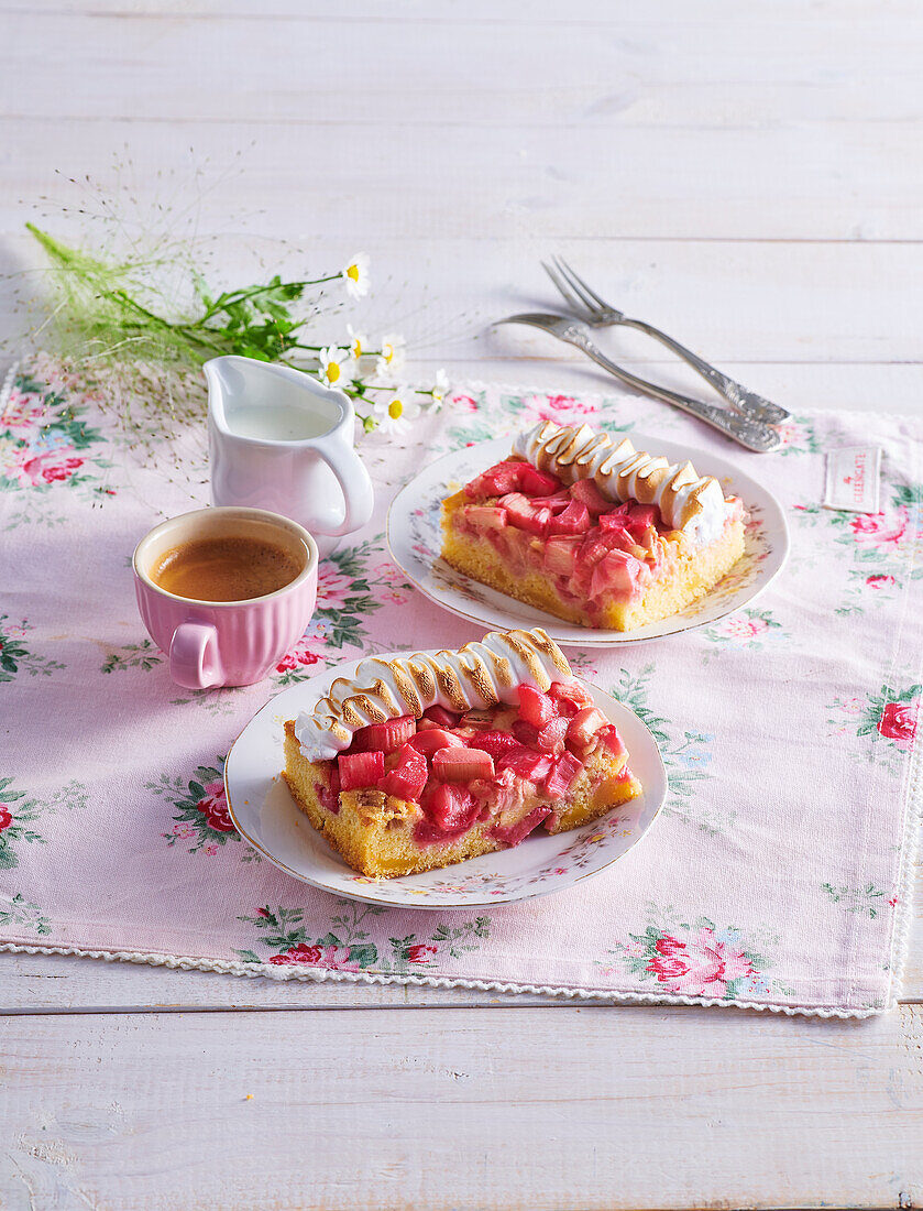 Rhabarber-Blechkuchen mit Baiser