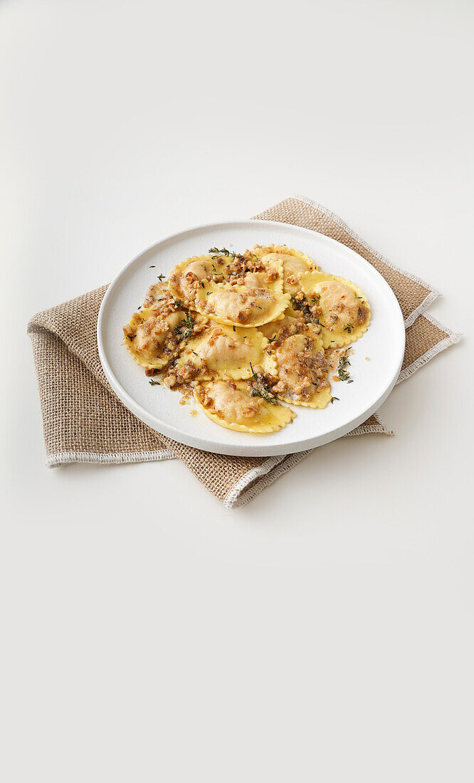 Lachs-Burrata-Ravioli mit aromatisierter Haselnussbutter