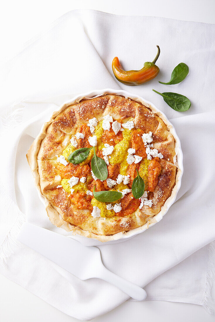 Herzhafter Kuchen mit Feta und roter Paprika und Parmesan