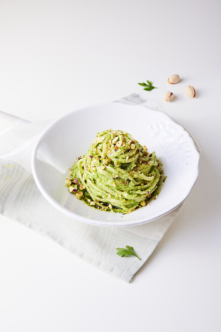 Linguine mit Pistazien, Petersilie und Parmesan