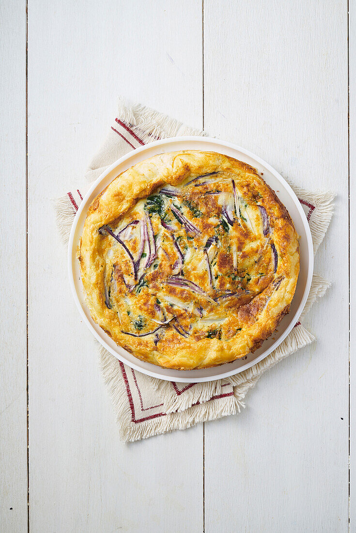 Herzhafte Mangold-Torte mit roten Zwiebeln und Crescenza