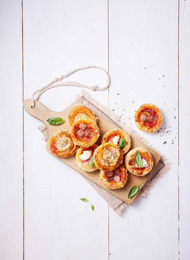 Mini-Pizzen mit Ricotta, Würstchen und Kartoffeln