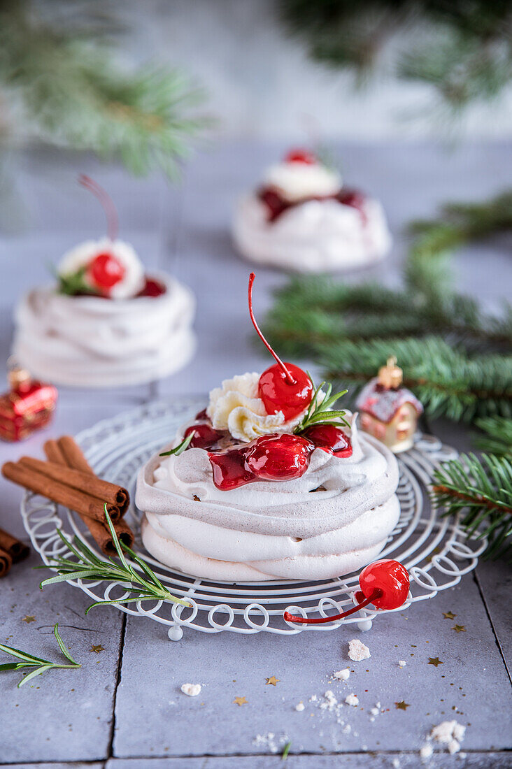 Mini-Meringue mit Kirschen und Mascarponecreme