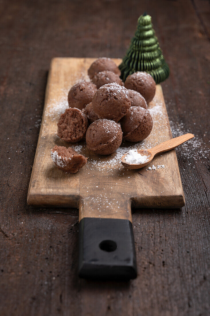 Vegane Lebkuchenbällchen mit Puderzucker