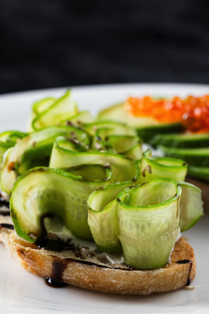 Bread with cream cheese, cucumber and balsamic vinegar