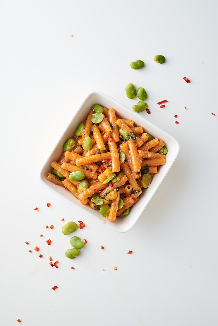 Rote Linsenpasta mit Saubohnen und Paprika-Creme