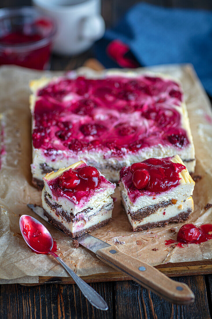 Cheesecake mit Mohn und Sauerkirschen