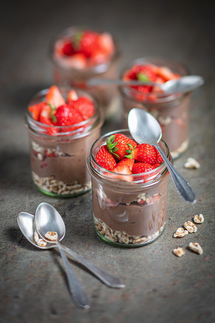 Yoghurt chocolate mousse with spelt and strawberries