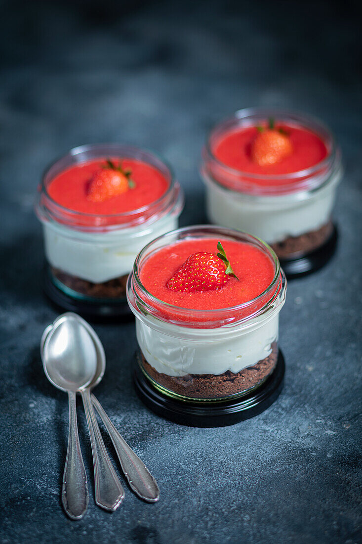 No-bake cheesecake with strawberry mousse