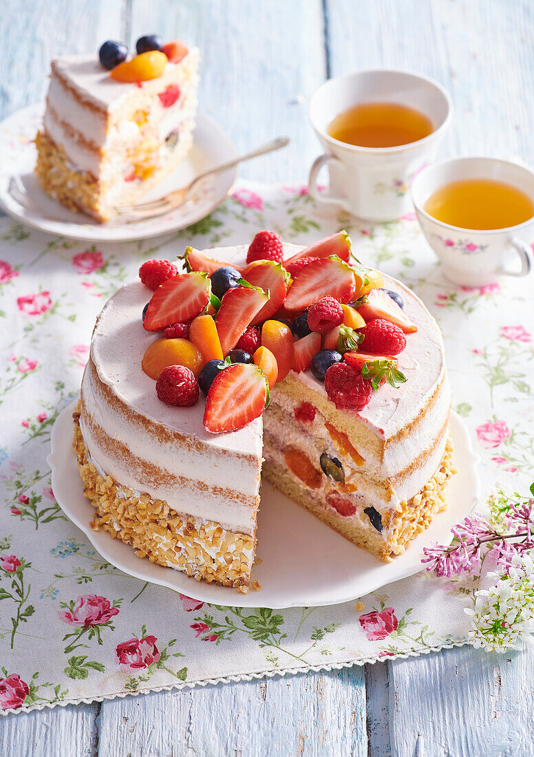 Sommerliche Sangria-Torte mit frischen Früchten