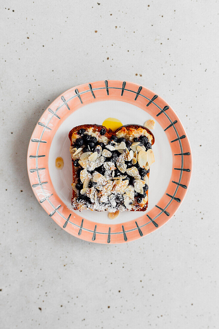 Bostock (armer Ritter aus Brioche) mit Waldbeeren und Mandeln