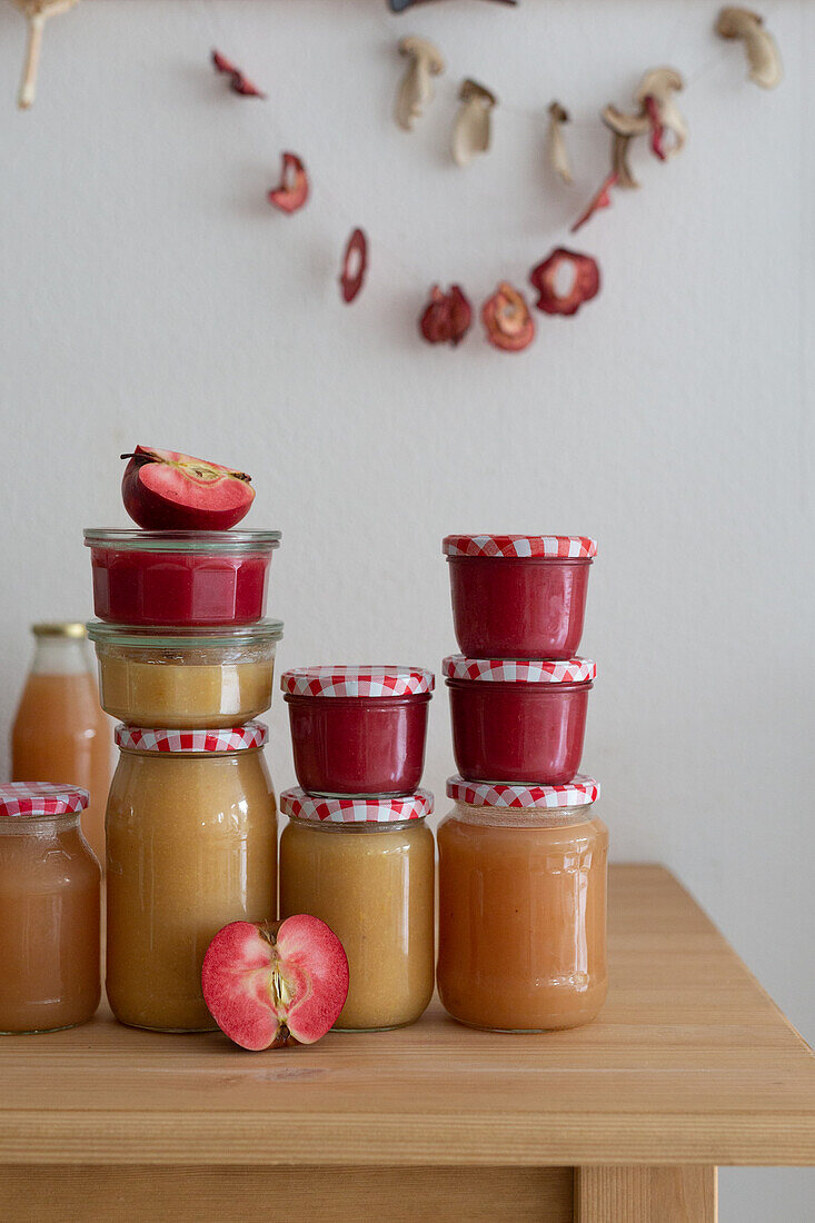 Rotes und helles Apfelmus in Einmachgläsern