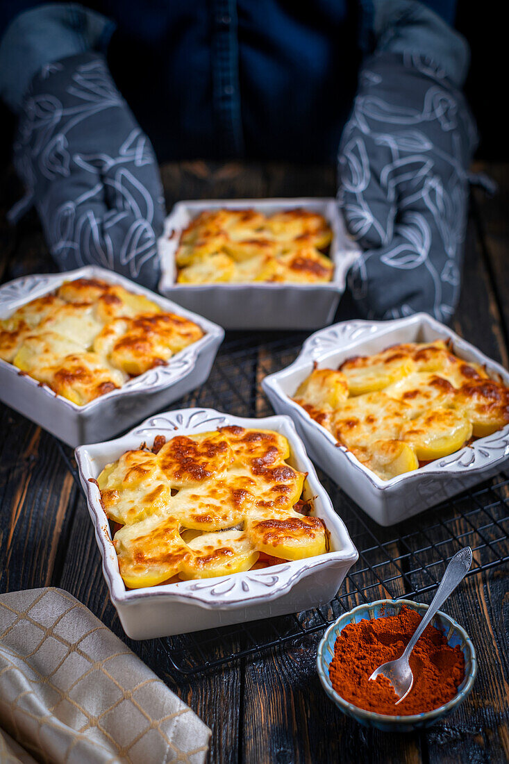 Kartoffelauflauf mit Pilzen, Paprika, Wurst und Mozzarella