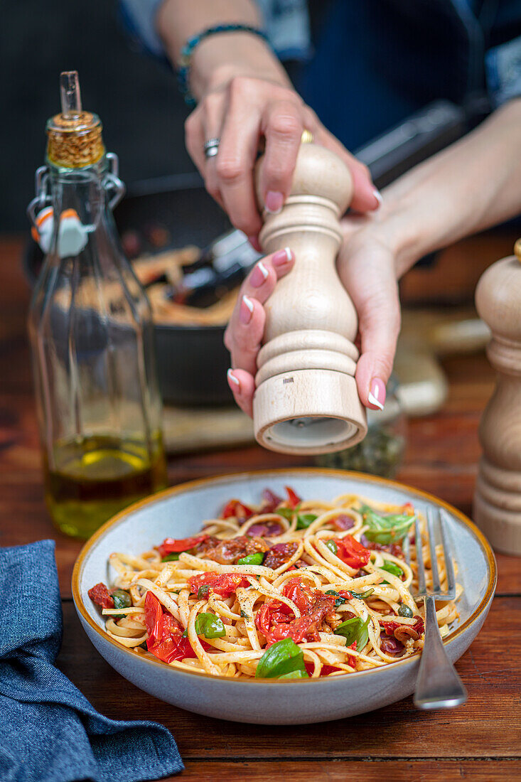 Pasta mit Tomaten und Kapern