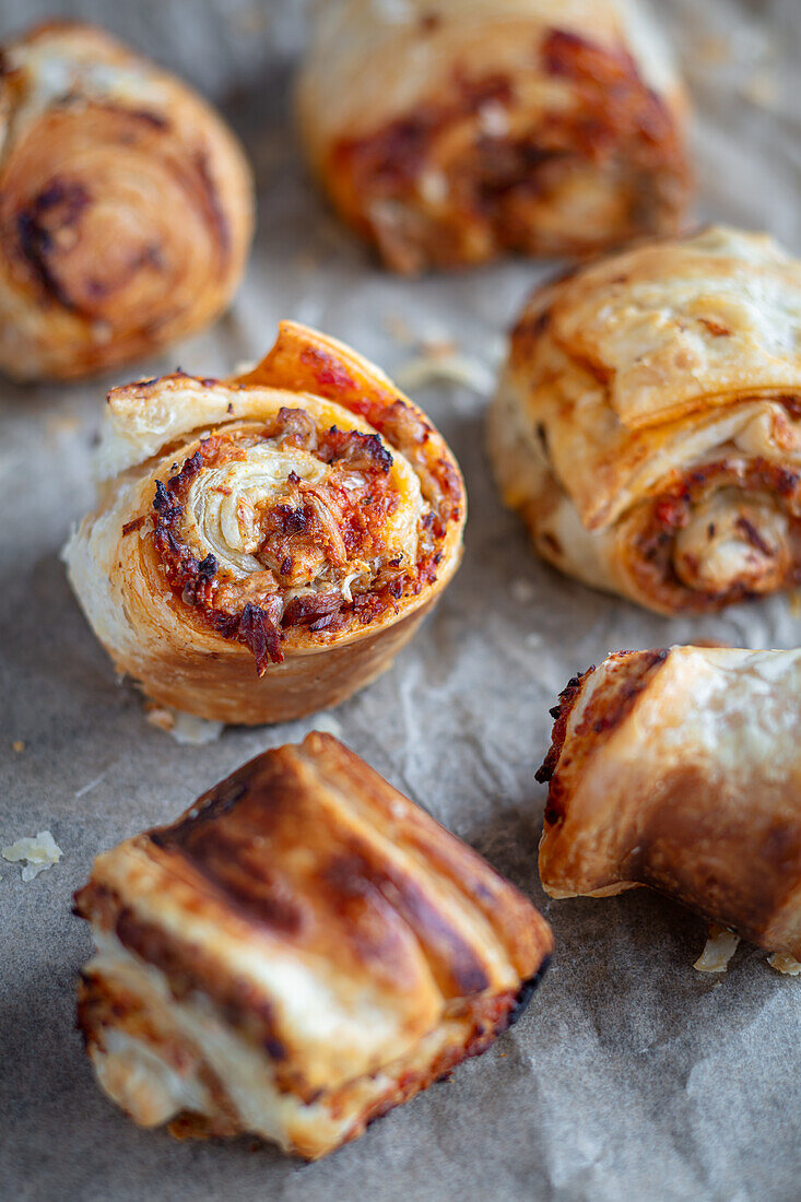 Blätterteigschnecken mit Thunfisch, rotem Pesto und Mozzarella