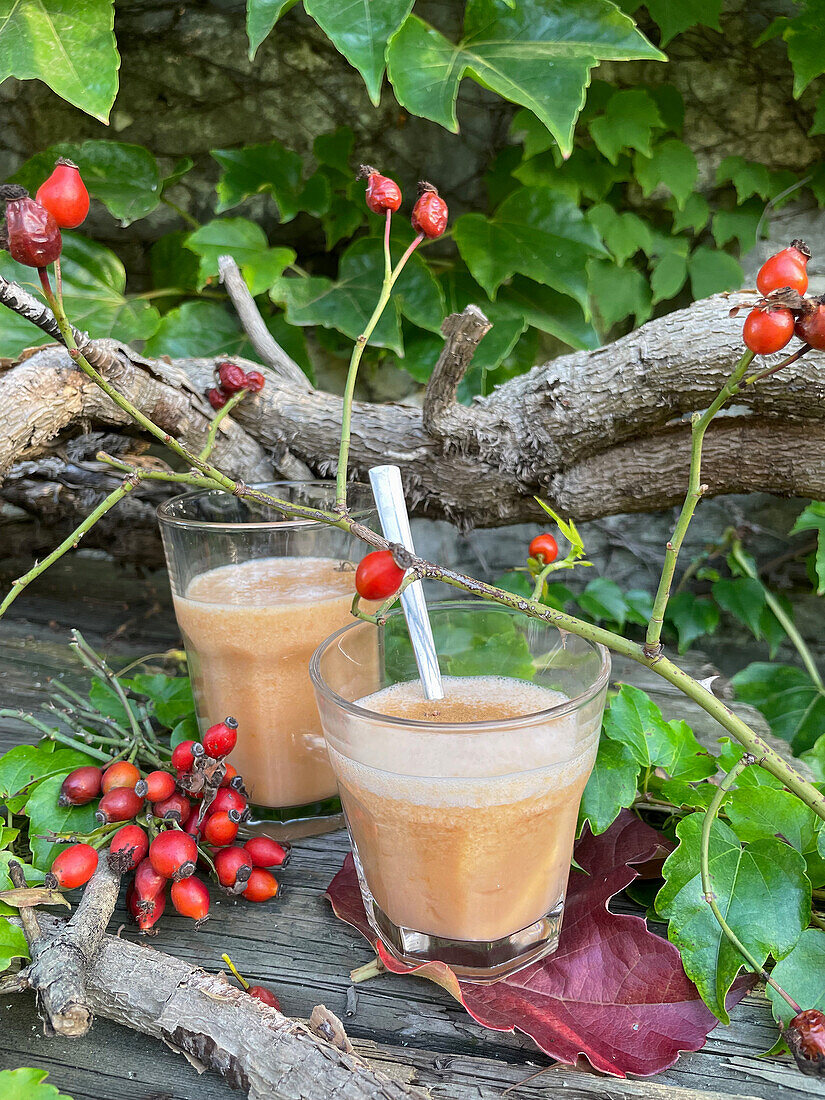 Hagebuttendrink mit Mandelmilch und Honig