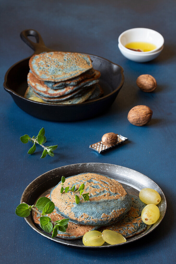 Pfannkuchen mit lila Karotten, Rosmarin und Muskatnuss