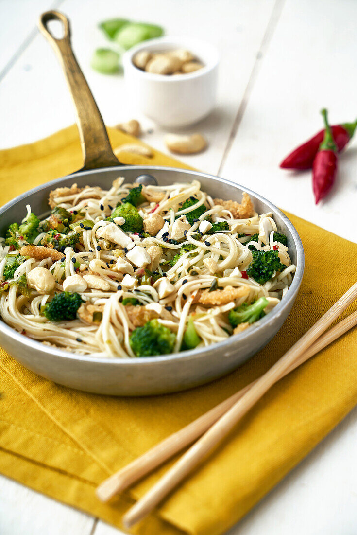 Nudeln mit gebratenem Hähnchen und Brokkoli