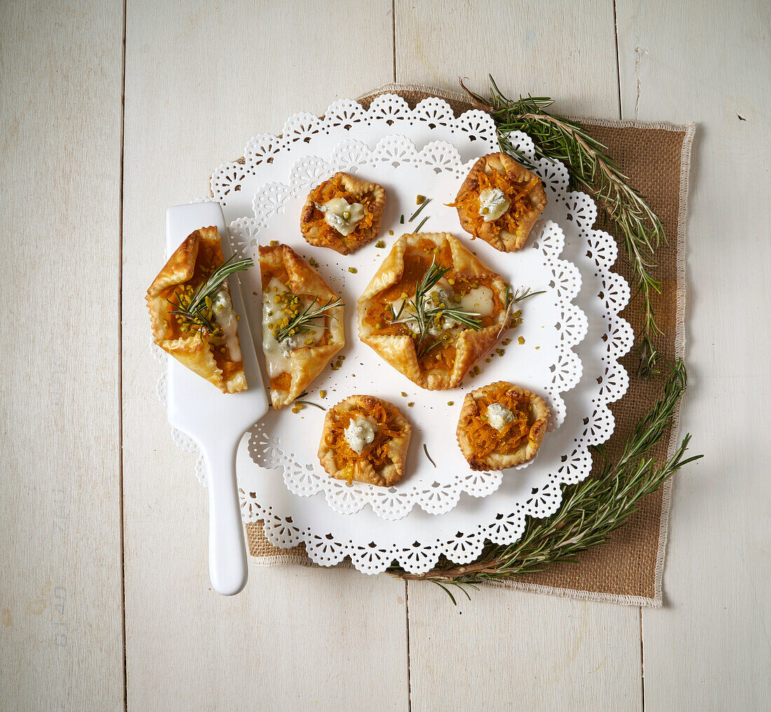 Puff pastry with pumpkin, gorgonzola and pistachios