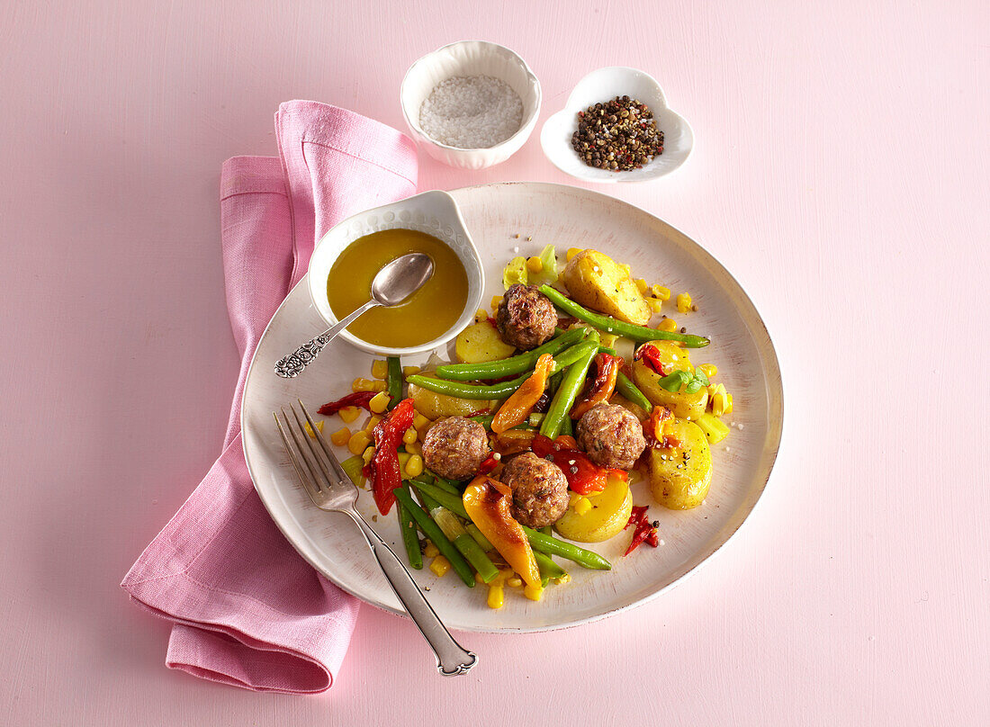 Warm pepper salad with meatballs