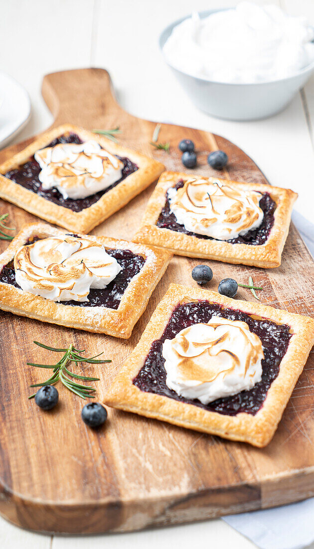 Blätterteiggebäck mit Blaubeeren und Baiser