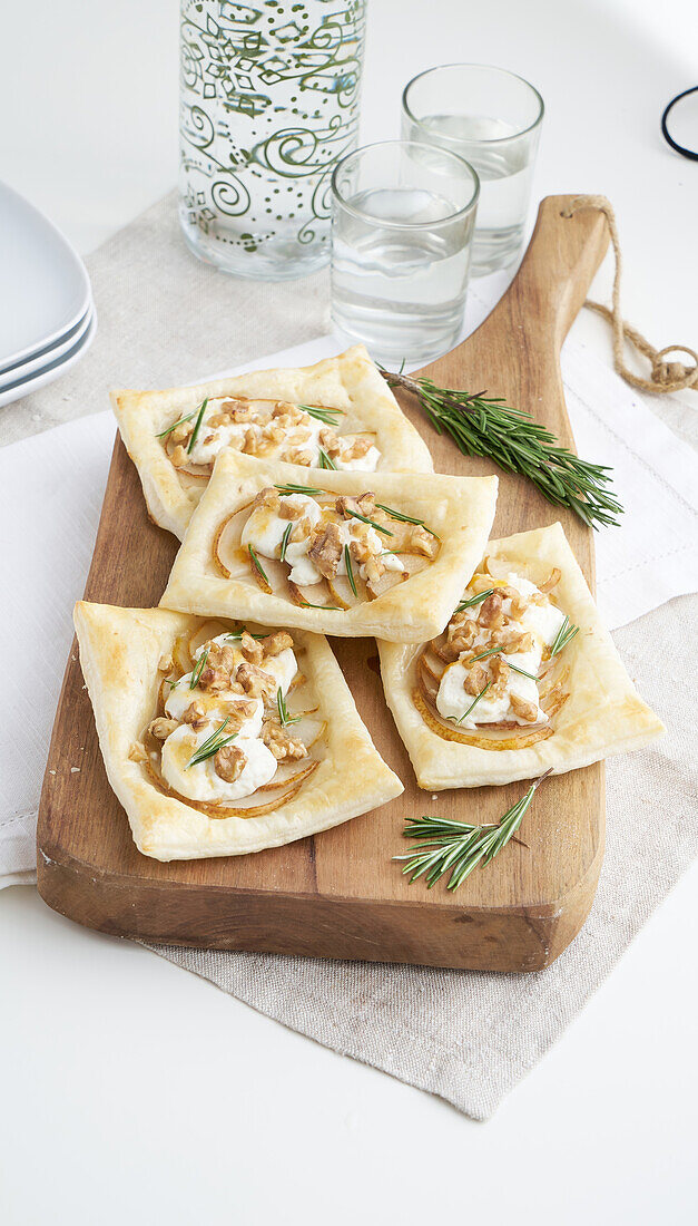 Puff pastry with goat's cheese, honey and walnuts