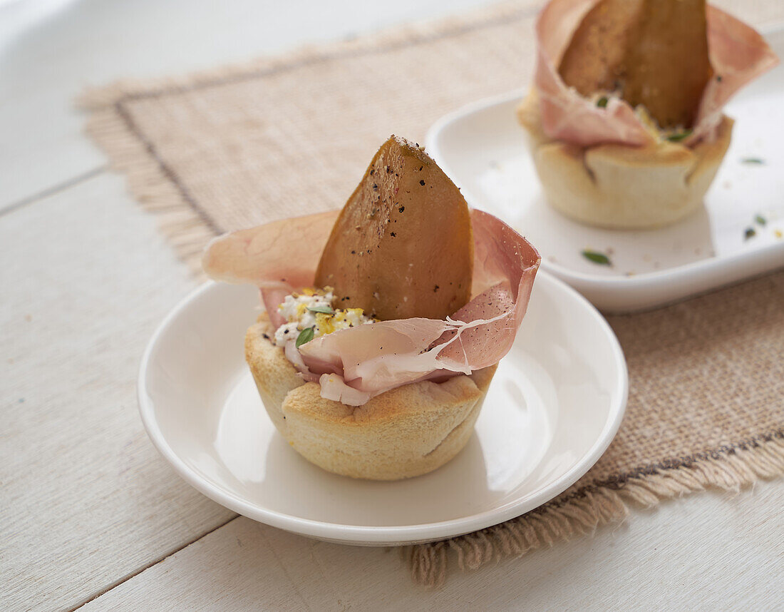 Shortcrust pastry baskets with robiola and raw ham