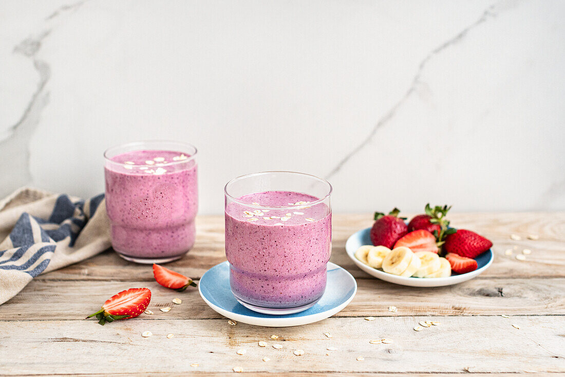 Berry and banana smoothie with oat flakes