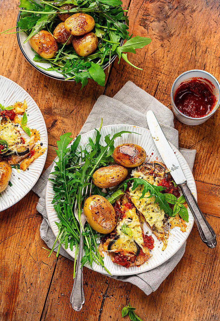 Schweineschnitzel Parmigiana mit Röstkartoffeln