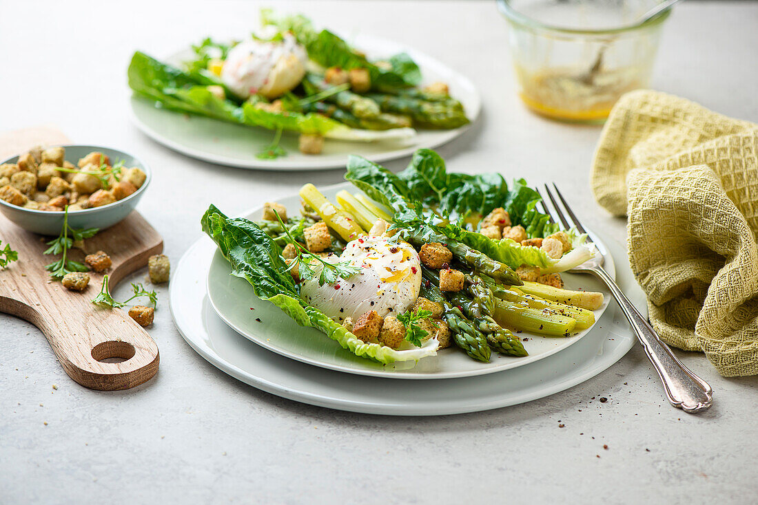 Lukewarm asparagus salad with poached egg and croutons