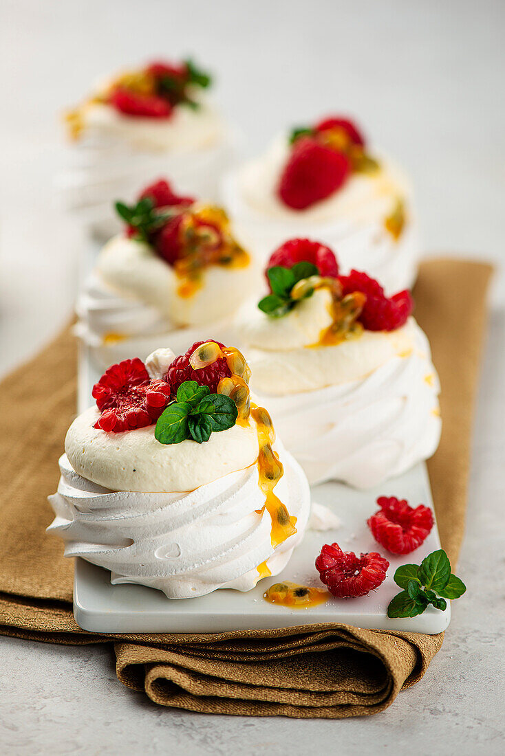 Mini Pavlovas mit Mascarpone und Himbeeren