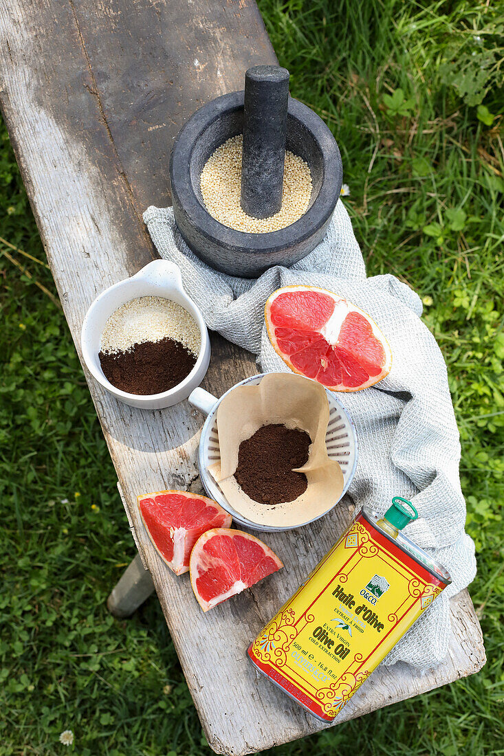 Körperpeeling mit Kaffeesatz, Hirse und Grapefruitöl