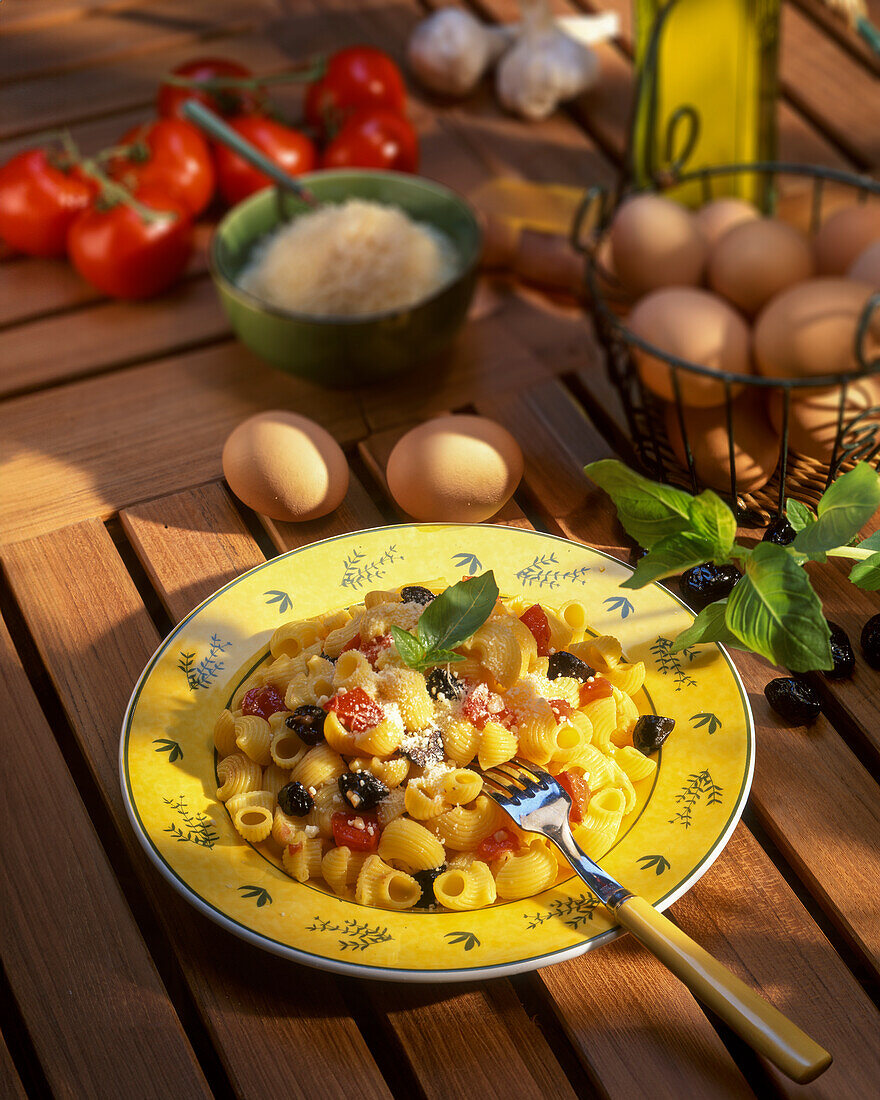 Pasta provencalischer Art mit Tomaten und Oliven