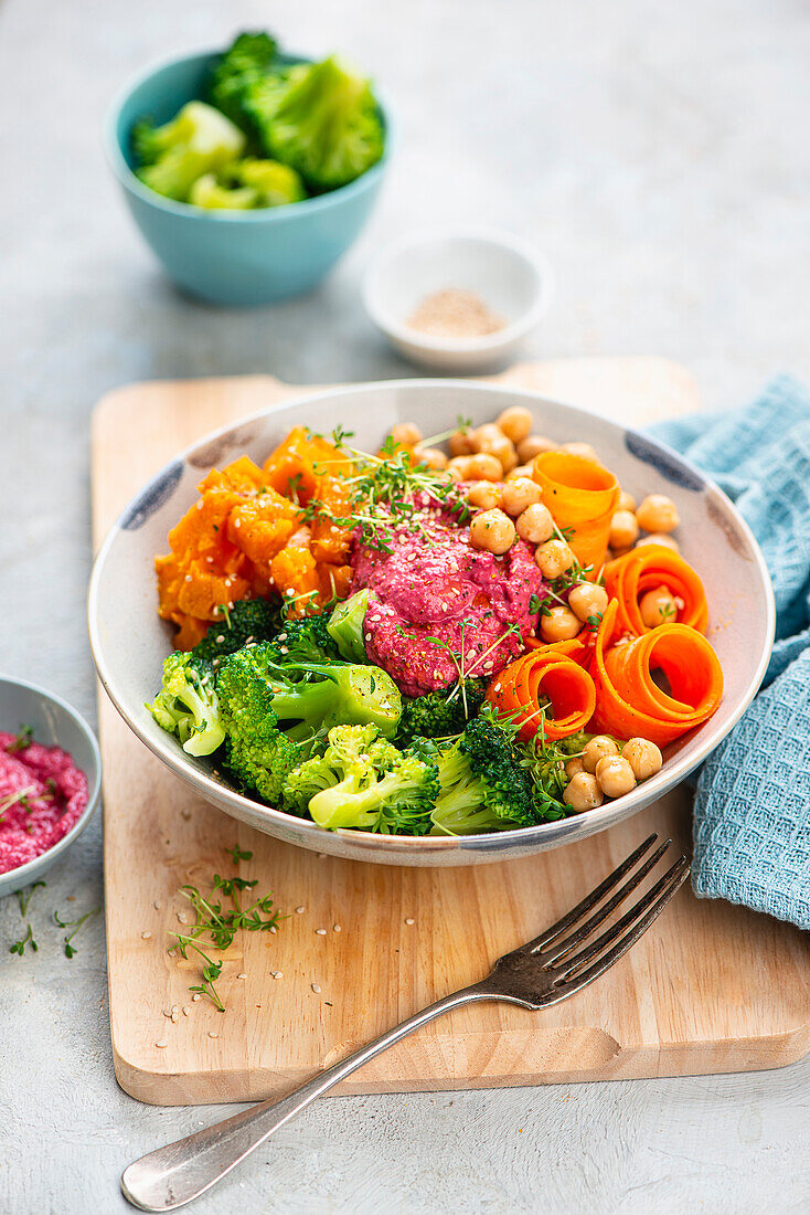 Gemüse-Bowl mit Rote-Bete-Hummus