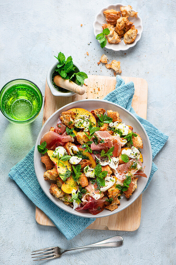 Einfacher italienischer Brotsalat mit Tomaten und Pfirsich