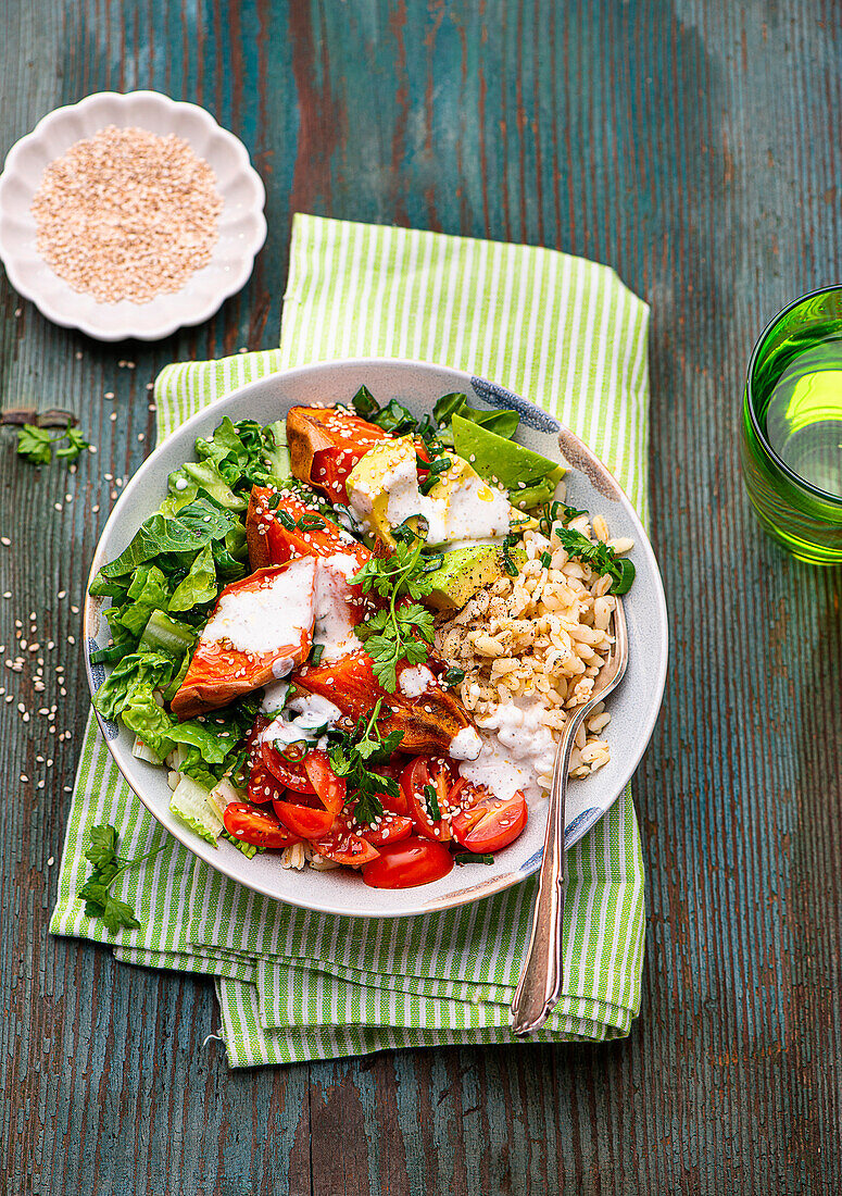 Buddha-Bowl mit gerösteten Süßkartoffeln, Avocado und Tomaten