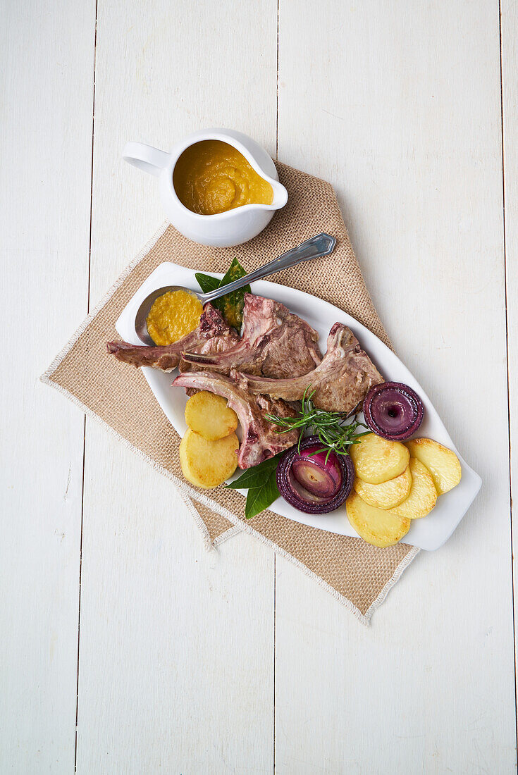 Lammkoteletts mit sautierten Zwiebeln und Kartoffeln