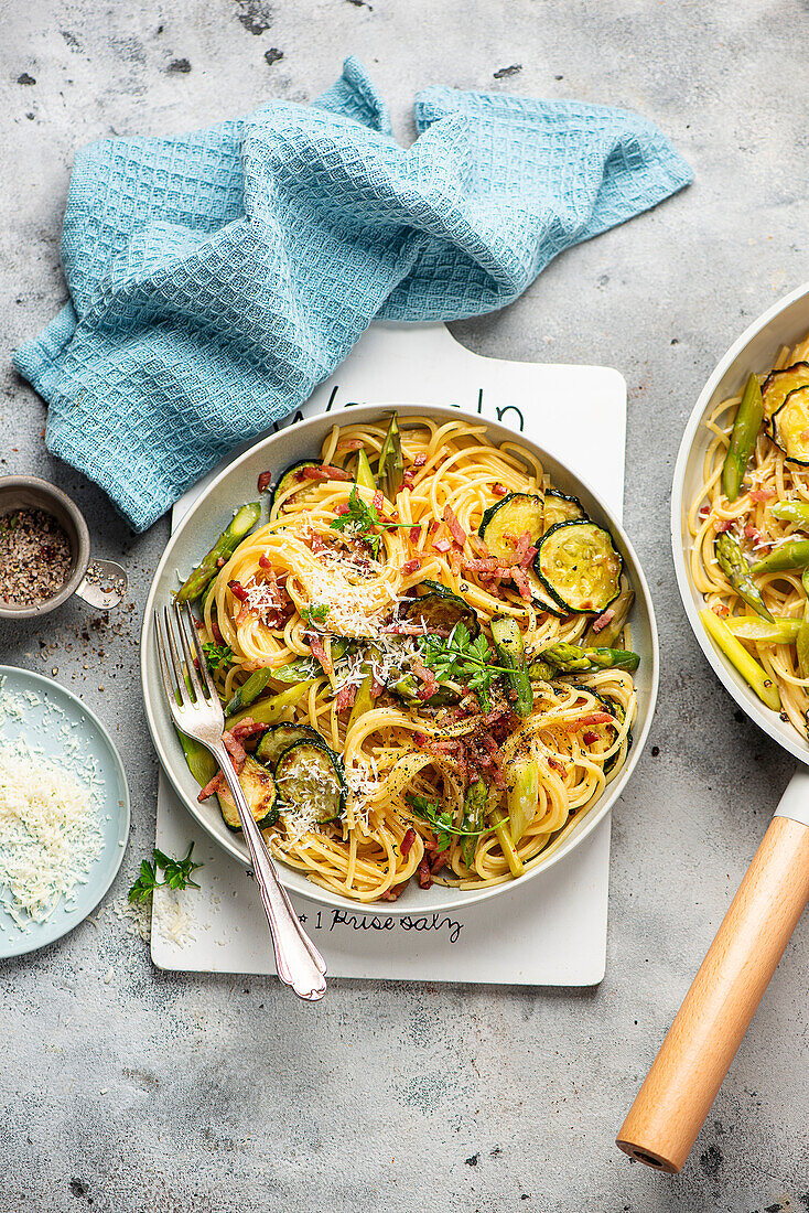 Pasta mit grünem Spargel, Speck und Zucchini