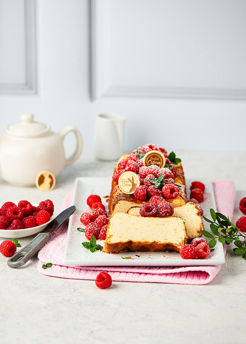 Käsekuchen ohne Boden mit Himbeeren zu Ostern