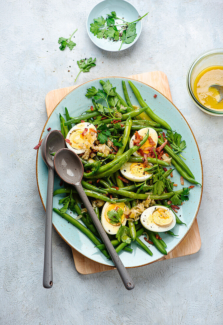 Bean salad with egg and bacon