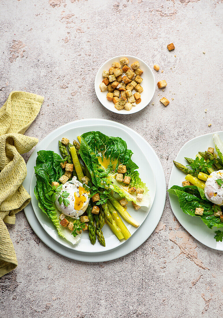 Lauwarmer Spargelsalat mit pochiertem Ei und Croûtons