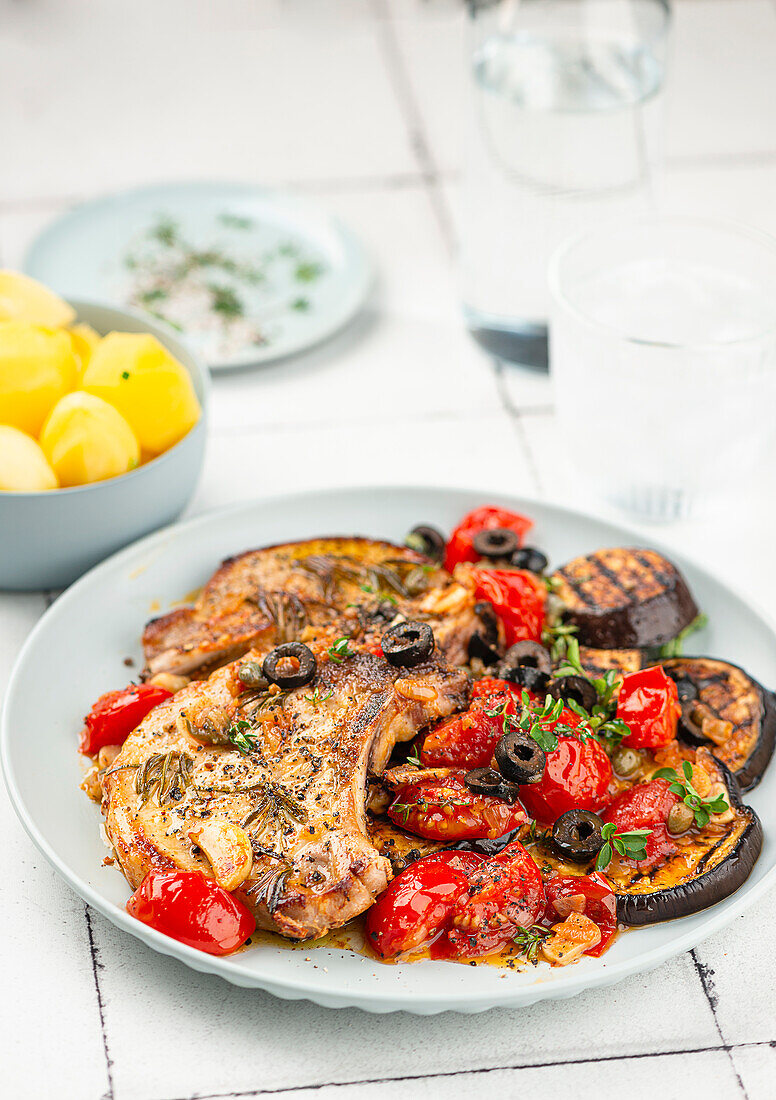 Karreesteaks mit gegrillten Auberginen und Tomatenragout