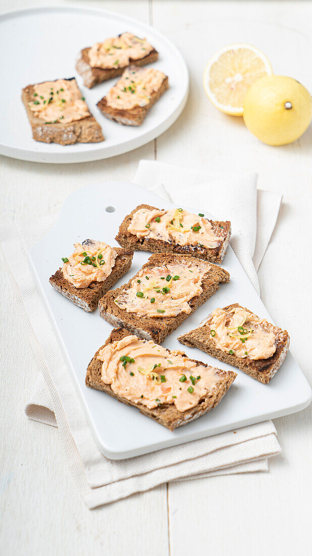 Vollkornbrot mit Räucherforellencreme