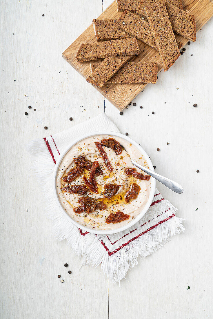 Cannellini cream with sun-dried tomatoes and bread strips