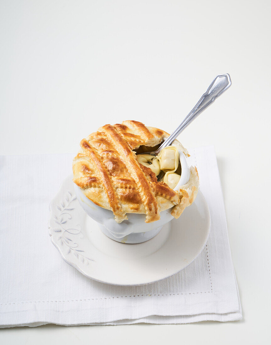 Tortellini in Brühe mit Blätterteighaube