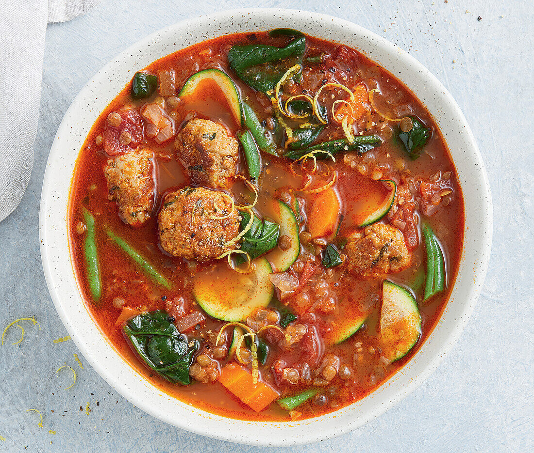 Tomato soup with lentils and meatballs