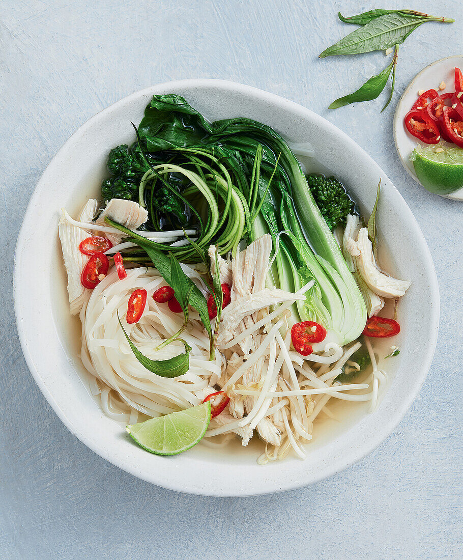 Vietnamesische Pho mit Hühnchen