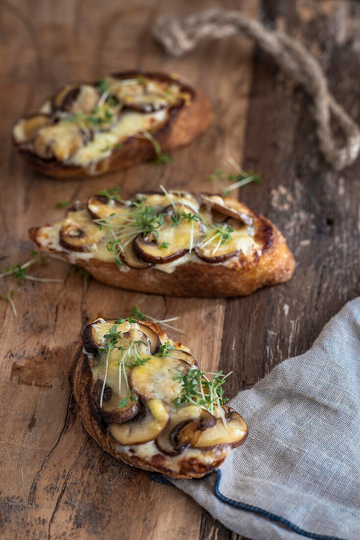 Crostini mit Käse und Champignons