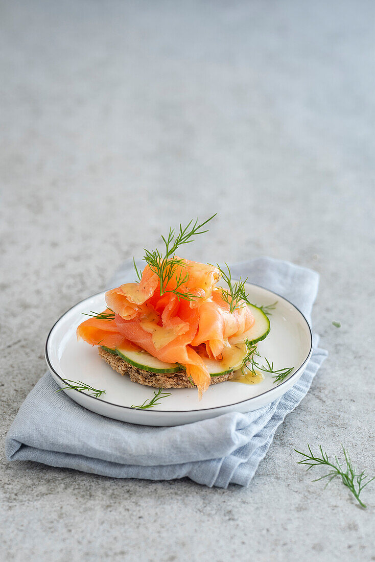 Crostini with smoked salmon and cucumber