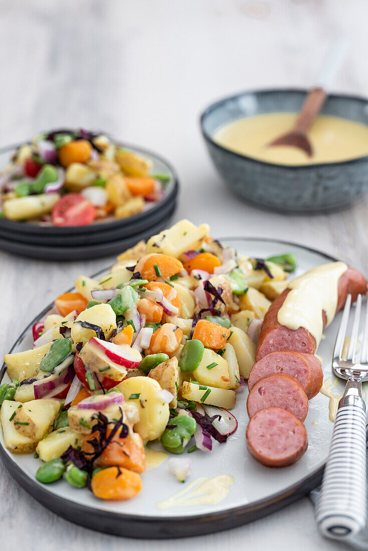 Kartoffelsalat mit Gemüse, dicken Bohnen und Krakauer